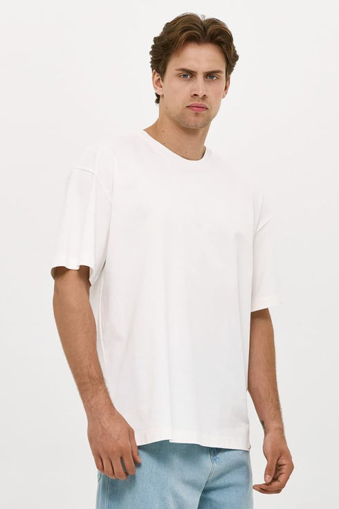 Brokers Ανδρικό T-Shirt σε Άνετη Γραμμή Εκρού με Τύπωμα στην Πλάτη
